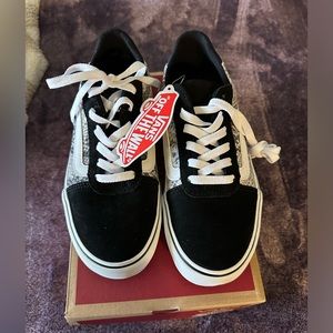 New in box Vans Ward delux size 7